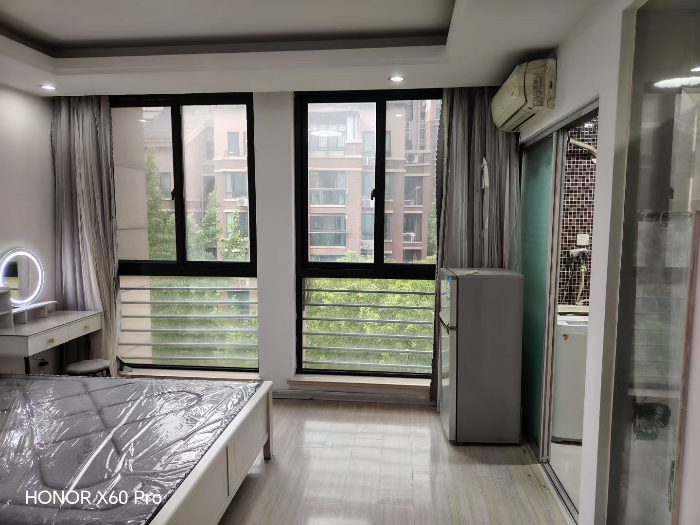 易空间北城丽景电梯公寓 特价1200元 带化妆桌 新床 有照片